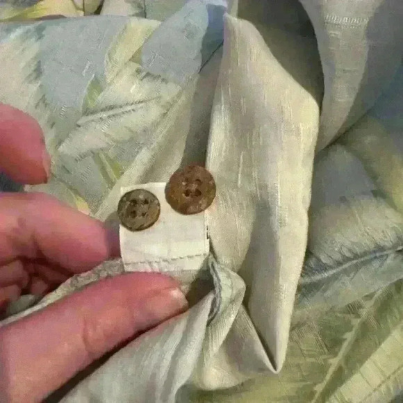 Tommy Bahama 100% Silk Tropical Shirt Size Large. - Picture 5 of 5